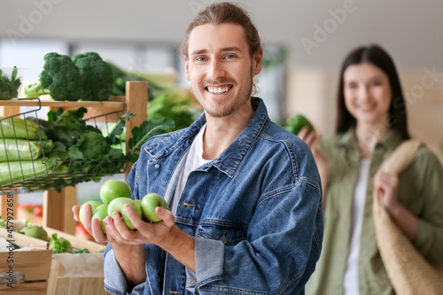 Young man choosing vegetabl...