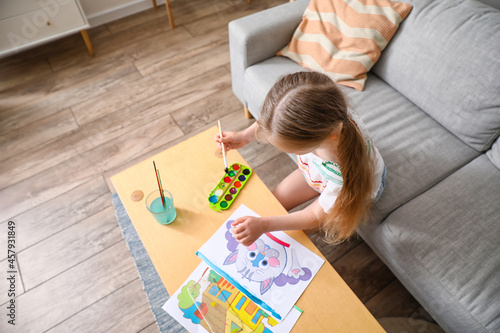 Little girl painting with w...