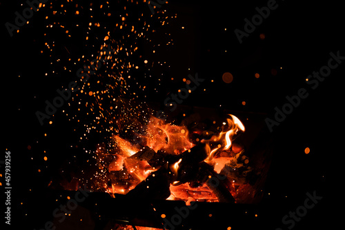 焚き火と火花 © 翔太 山崎