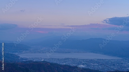 高ボッチ高原から見た夕暮れ時の諏訪湖の情景＠長野