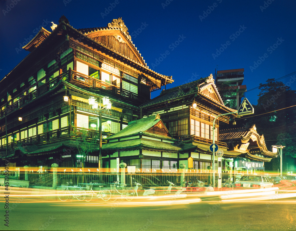 Obraz premium 道後温泉本館の夜景