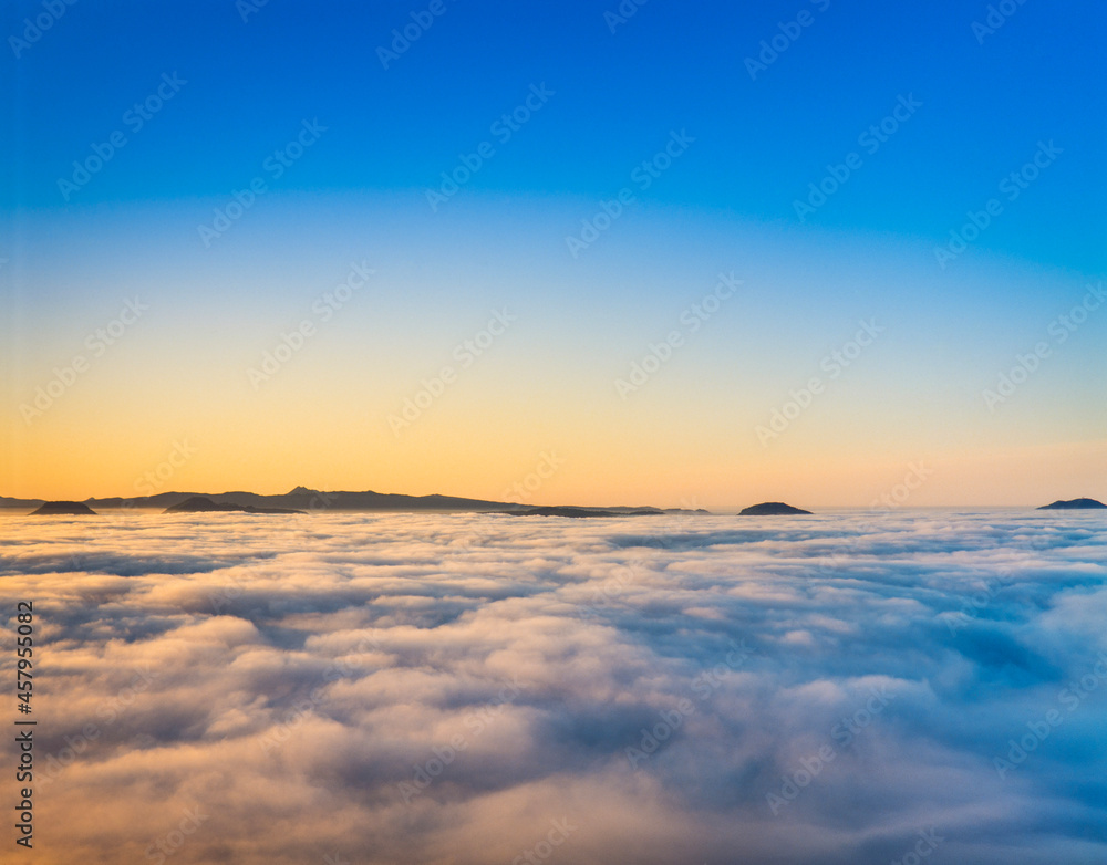 北海道　美幌町　美幌峠から早朝の屈斜路湖の雲海と青空