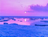 北海道　斜里町　海と流氷とオロンコ岩の夕日