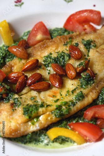 Schollenfilet an Spinat mit Mandeln und Petersilienbutter | Fischrezept