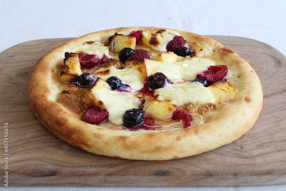 ベリーとチーズのデザートピザ