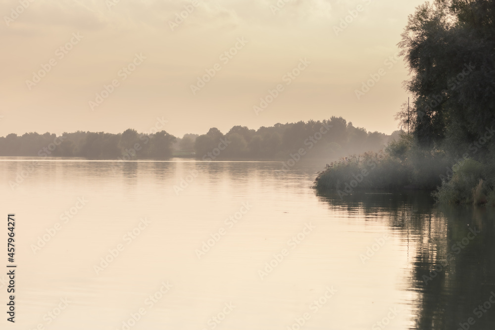 Fototapeta premium Jezioro Goczałkowickie wczesnym rankiem, widok na zalew, mgły, drzewa