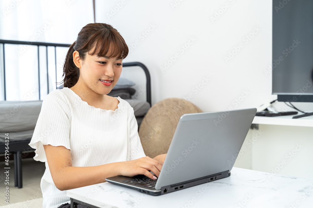 在宅ワークをする若い女性 在宅ワークをする若い女性
