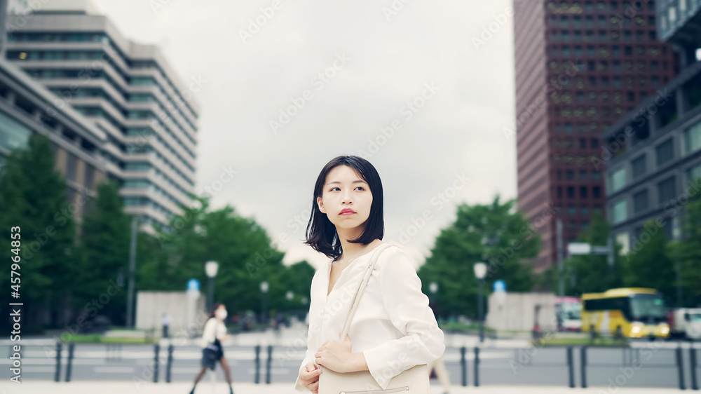 街中に立つ女性 街中に立つ女性