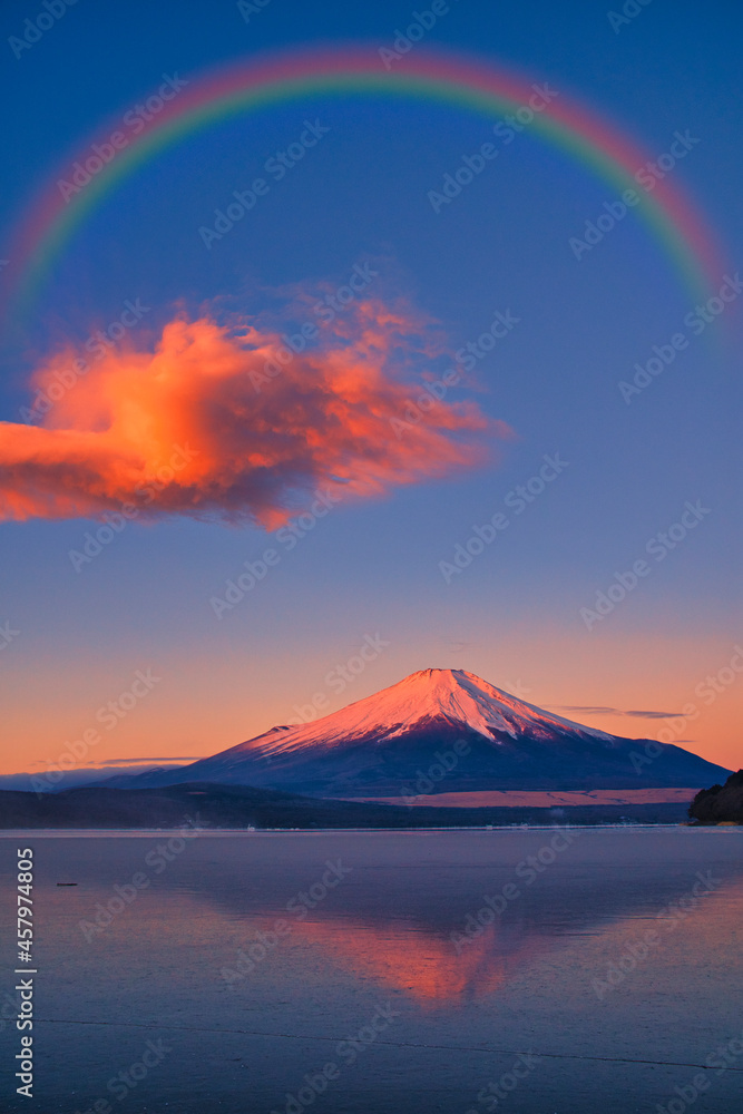 富士山にかかる夕焼け雲