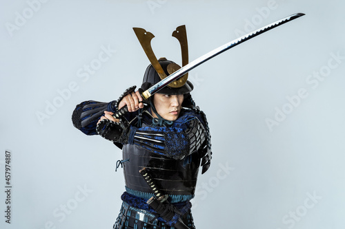 Foto 刀を振る鎧武者　サムライ　侍　武士　武将