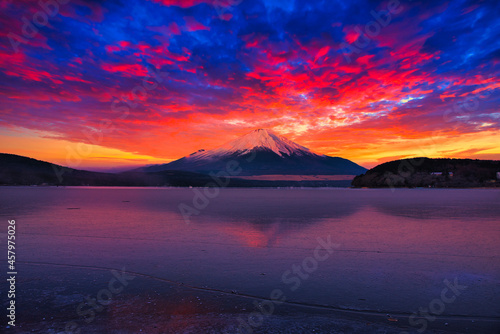 富士山にかかる夕焼け雲 © san724