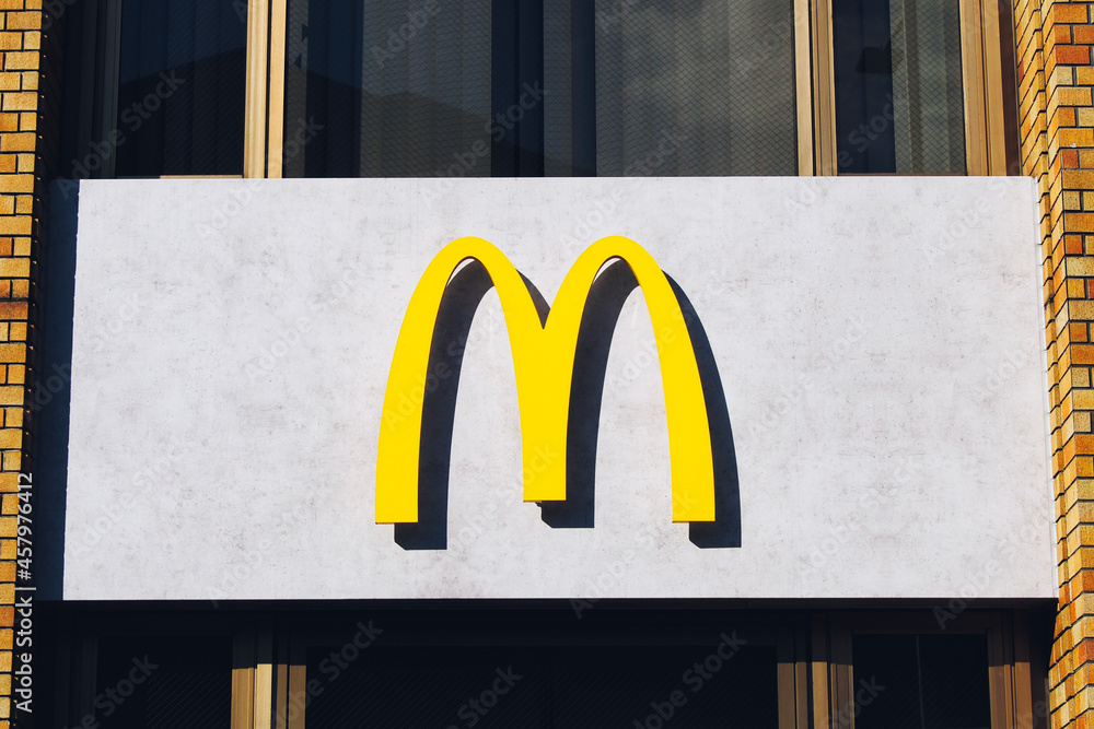 マクドナルド 企業の看板 ロゴマーク Stock-Foto | Adobe Stock