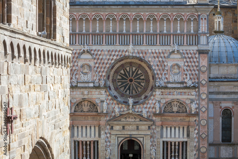 Bergamo. Duomo. Basilica di Santa Maria Maggiore, dettaglio della facciata con rosone della Cappella Colleoni.