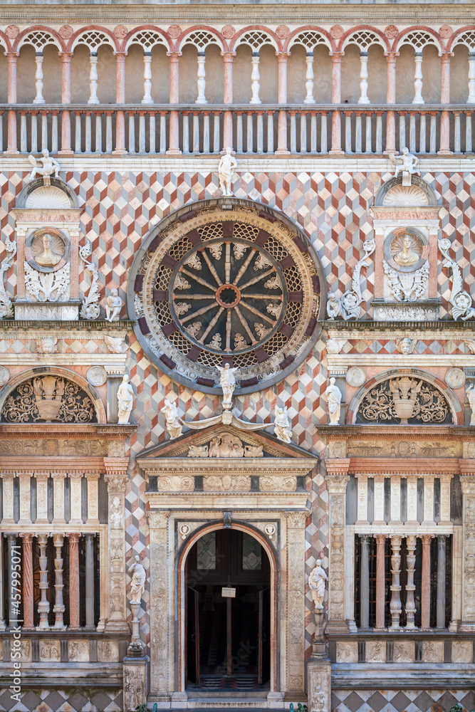 Bergamo. Duomo. Basilica di Santa Maria Maggiore, dettaglio della facciata con rosone della Cappella Colleoni.