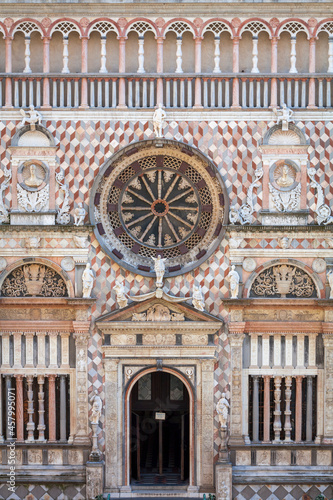 Bergamo. Duomo. Basilica di Santa Maria Maggiore  dettaglio della facciata con rosone della Cappella Colleoni.