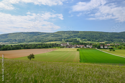 Mariastein, Kloster, Landwirtschaft, Felder, Wanderweg, Spazierweg, Kloster Mariastein, Dorf, Obstbäume, Obstbauer, Sommer, Schweiz