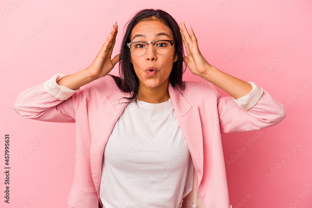 Naklejka premium Young latin woman isolated on pink background surprised and shocked.