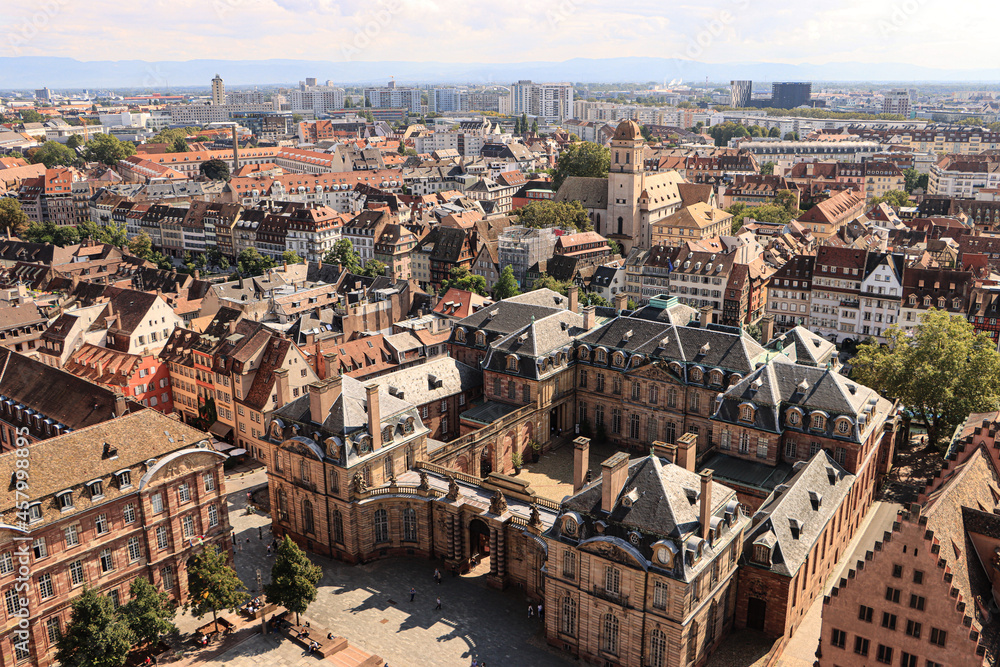 Straßburg; Blick vom Münster auf das Palais Rohan und die Magdalenenkirche