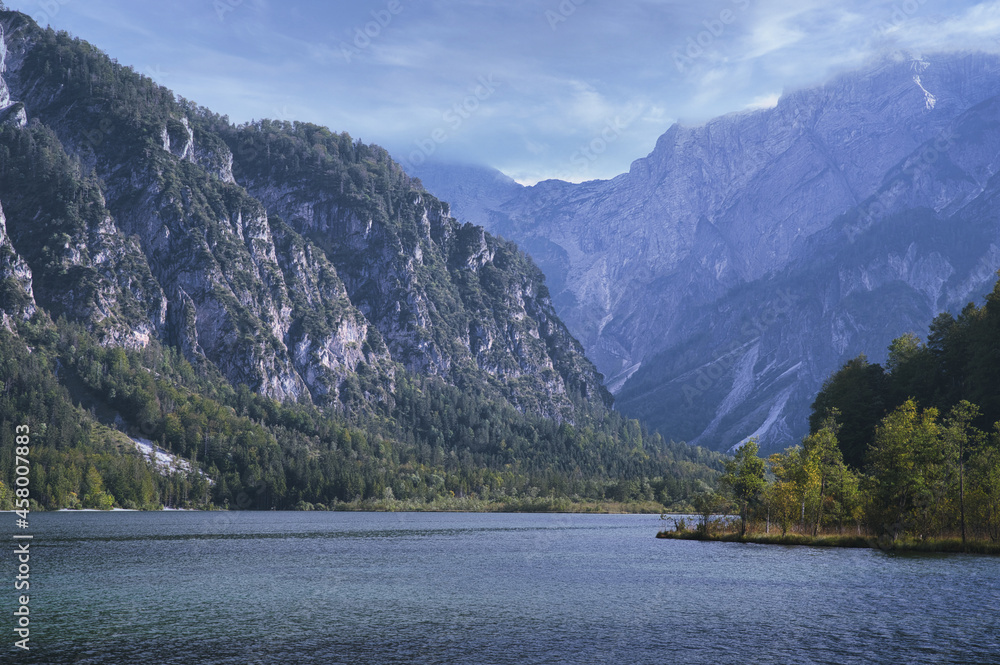 Landschaftsaufnahme eines Gebirgssee mit Bergen im Hintergrund