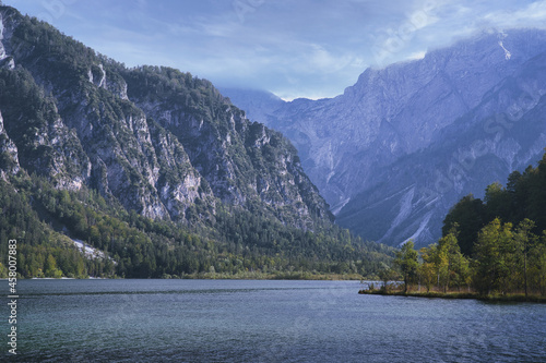 Landschaftsaufnahme eines Gebirgssee mit Bergen im Hintergrund © Stefan