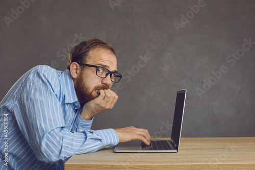 Foto Young man having trouble at work