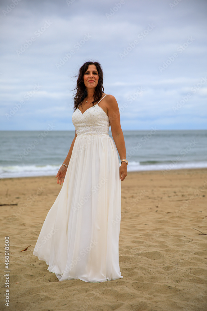 Junge schöne Braut im Hochzeitskleid am Meer Junge schöne Braut im Hochzeitskleid am Meer