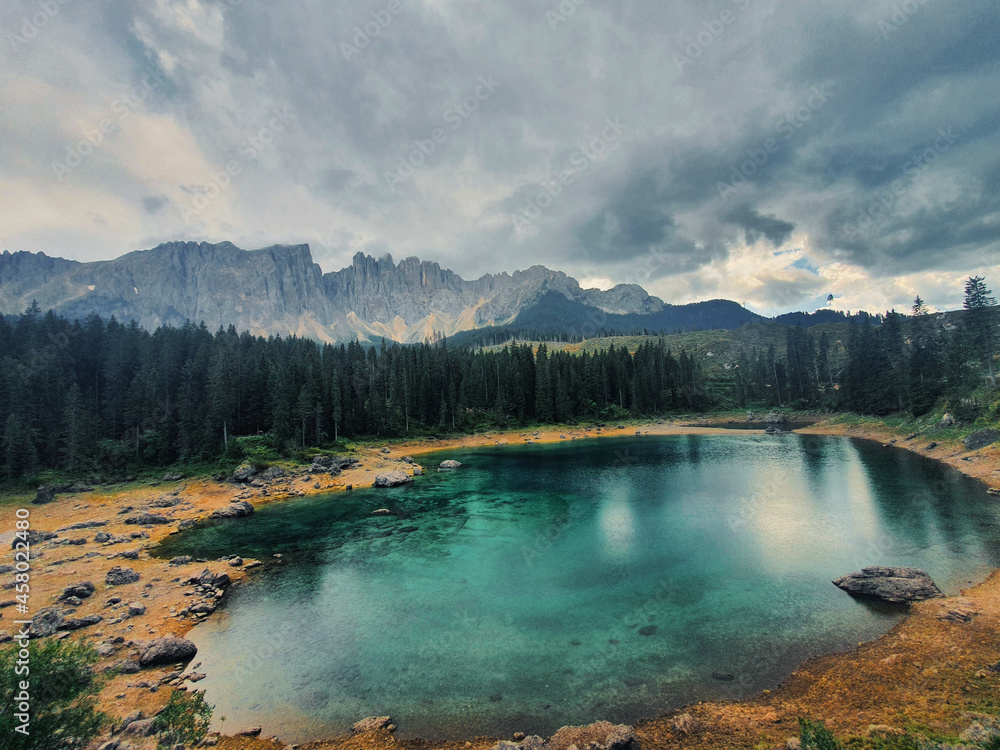 Hermoso Lago di Carezza - Dolomitas