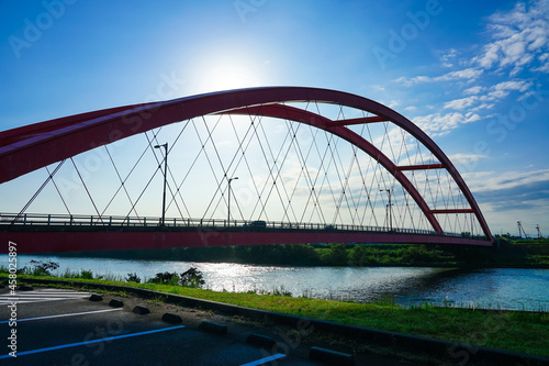 信濃川に架かる赤い橋　本川橋（新潟県燕市・長岡市） © WAWA