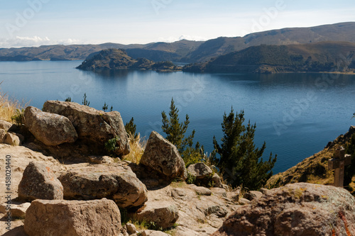 Widok na jezioro Titicaca ze wzgórza © Miroslaw