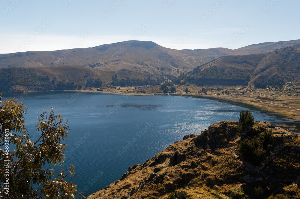 Widok na jezioro Titicaca ze wzgórza