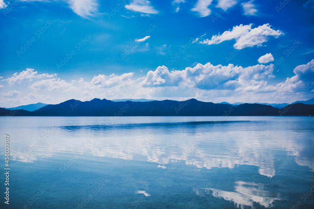 夏の青空の湖