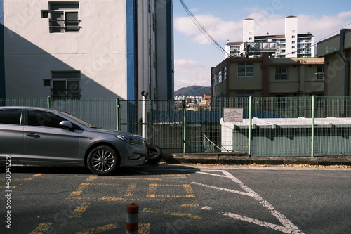 A photo of an alleyway in the city. photo