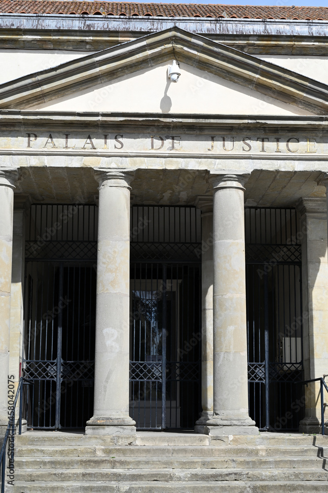 Palais de justice avec ses colonnes de Castelnaudary
