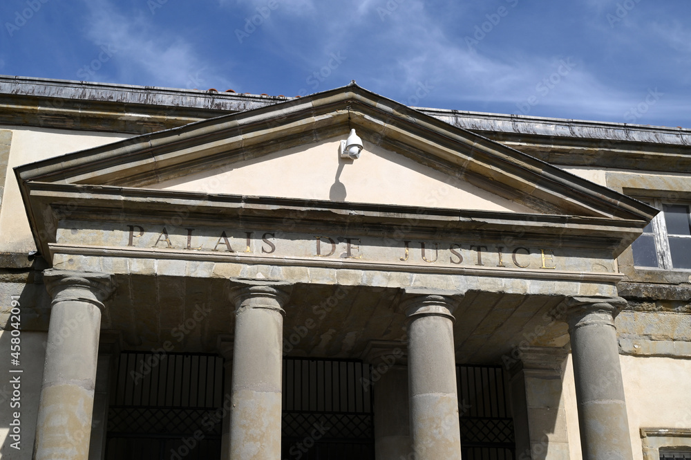 Palais de justice avec ses colonnes de Castelnaudary Palais de justice avec ses colonnes de Castelnaudary