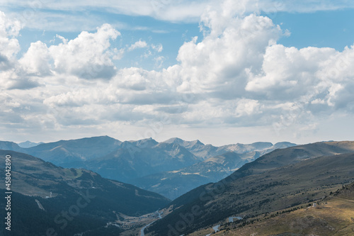 Paisaje de montaña de día con nubes