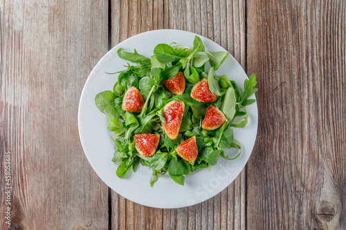 Healthy fig salad with lamb's lettuce and arugula and other vegetables.