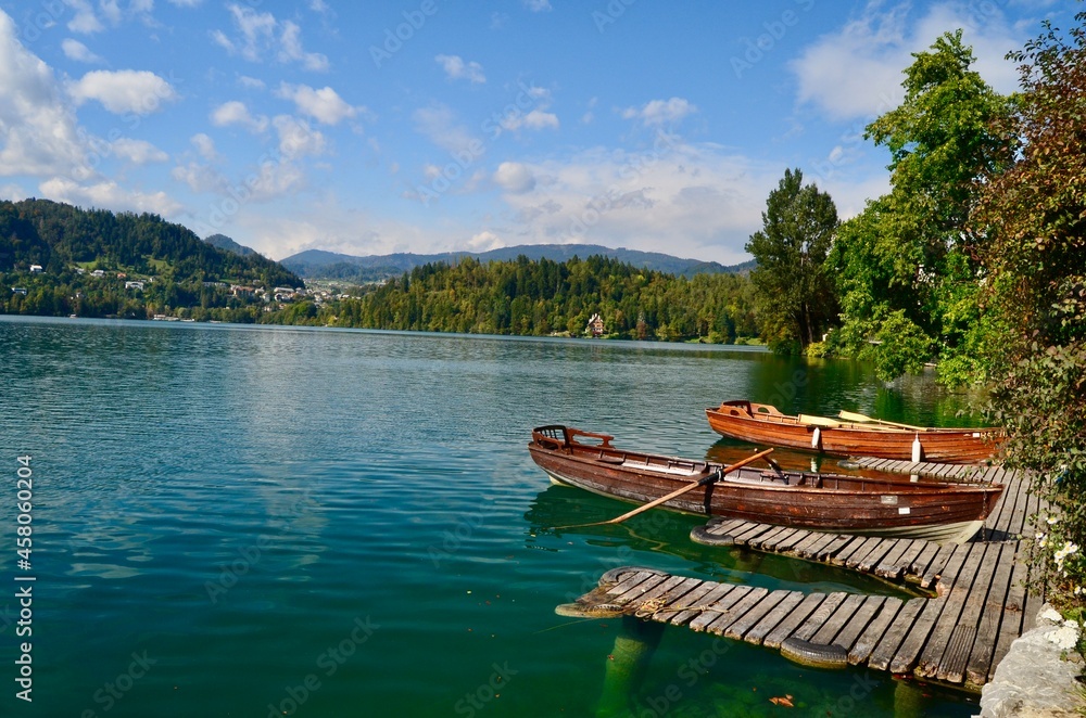Naklejka premium Barcas en el embarcadero de un lago