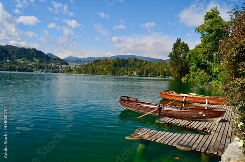 Barcas en el embarcadero de un lago