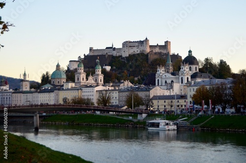 Ciudad de Salzburgo desde el otro lado del puente