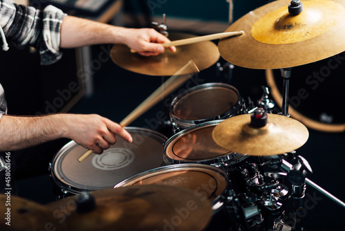 Foto Drummer banging on a cymbal in a drum set.