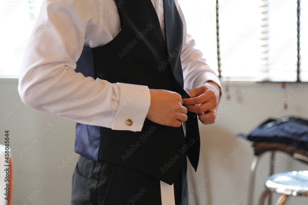 Naklejka premium 結婚式に向けて準備する新郎