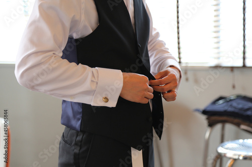 結婚式に向けて準備する新郎