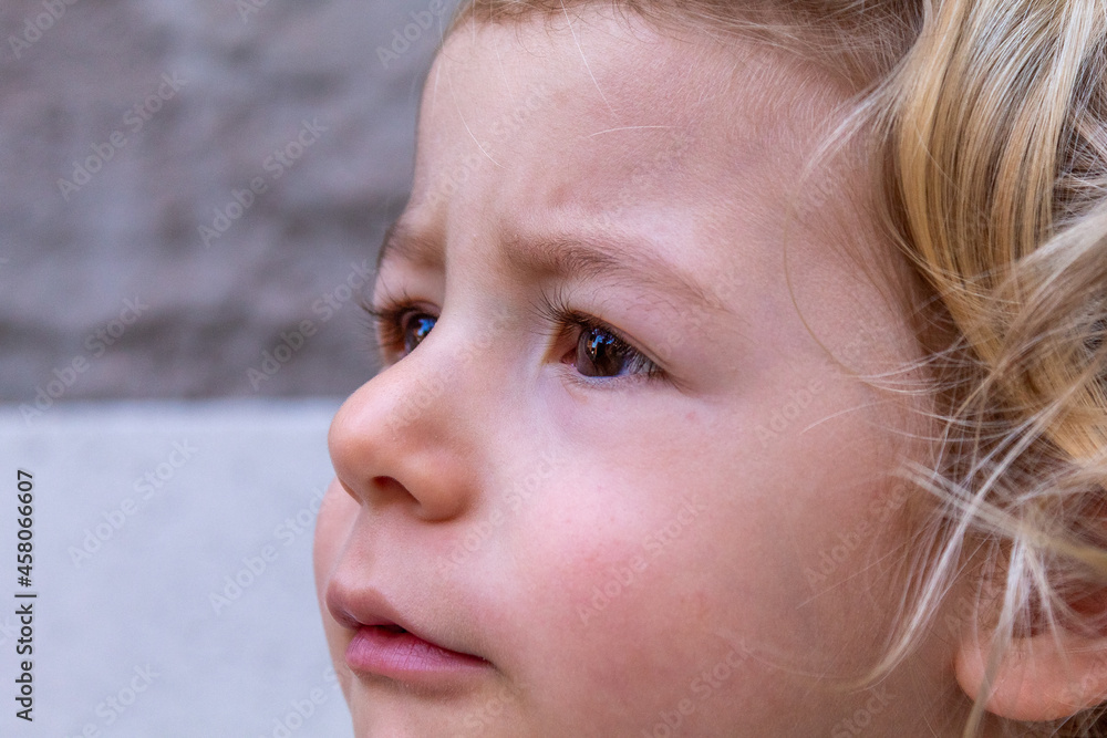 EXPRESSÕES DO OLHAR DE UMA CRIANÇA LOIRA DE 2 ANOS, COM FOCO EM UM DOS OLHOS. EXPRESSÕES DO OLHAR DE UMA CRIANÇA LOIRA DE 2 ANOS, COM FOCO EM UM DOS OLHOS.