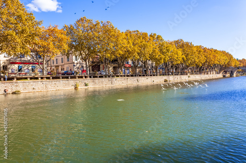 Les quais de la Vidourle à Sommières, Gard, France  photo