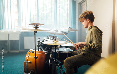 Konstfotografi Boy musician behind a drum kit.