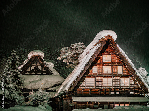 日本の美
ライトアップされた冬の白川郷
合掌造の家
