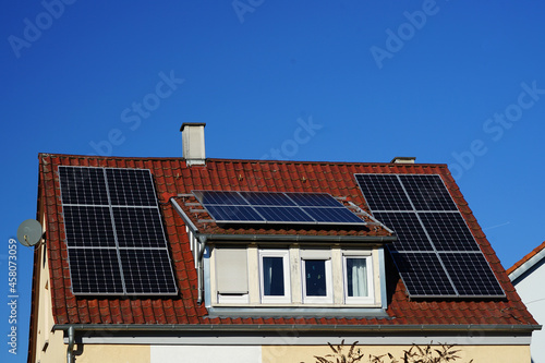 Wohnhausdach mit Dachgaube belegt mit Photovoltaik Panelen