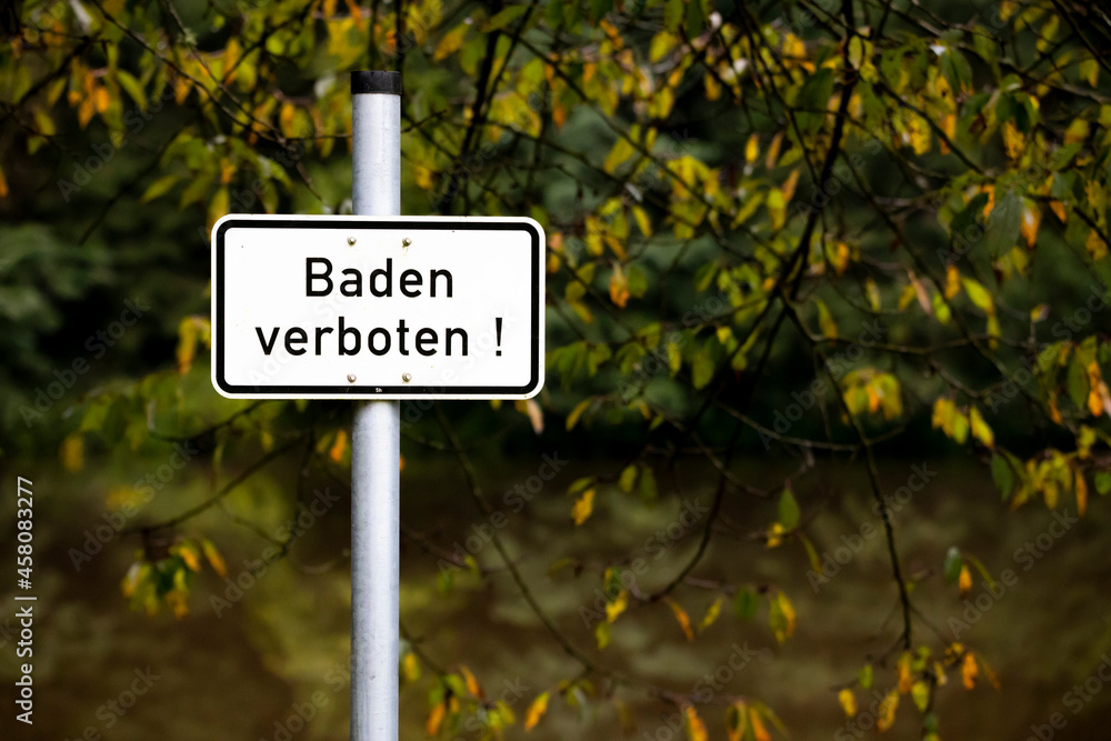 29.08.2021, GER, Bayern, Passau: Schild - Baden verboten! - obrazy, fototapety, plakaty 