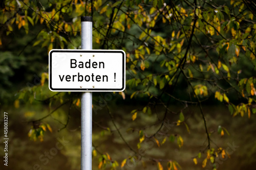 29.08.2021, GER, Bayern, Passau: Schild - Baden verboten!