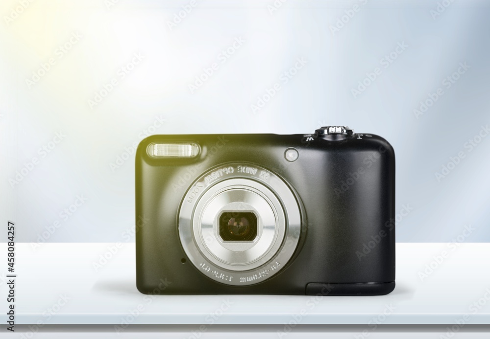 this is an analogue camera using a roll film system with an auto focus system this is an analogue camera using a roll film system with an auto focus system